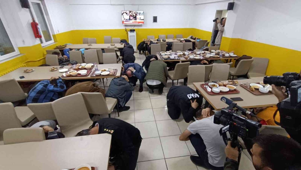 Vali Karadeniz öğrencilerle birlikte tatbikata katıldı