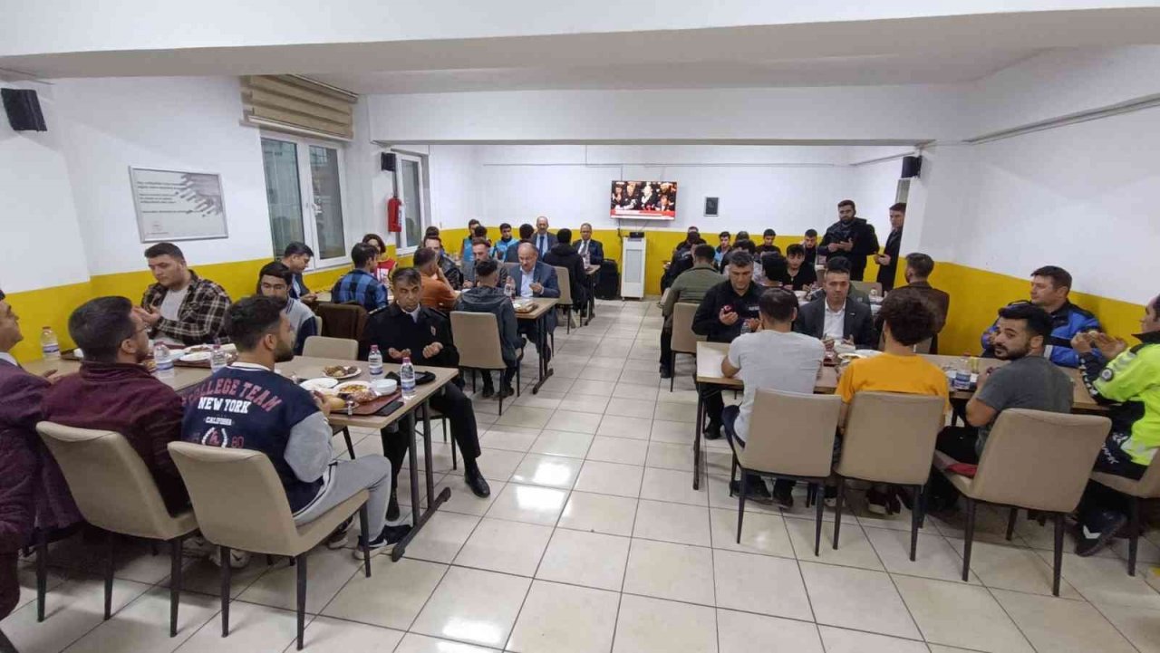 Vali Karadeniz öğrencilerle birlikte tatbikata katıldı