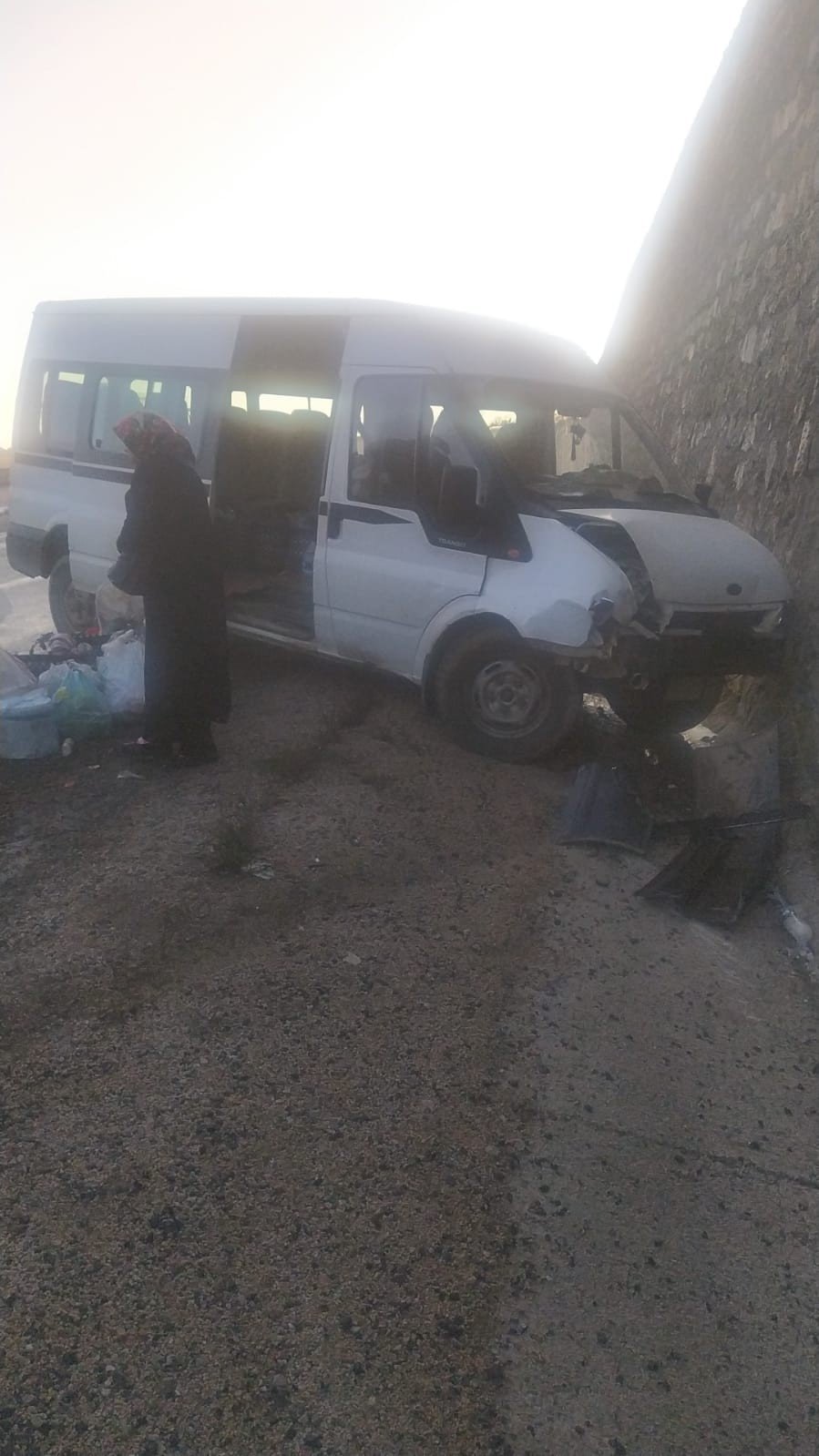 Buzlu yolda kontrolden çıkan minibüs duvara çarptı: 2 yaralı