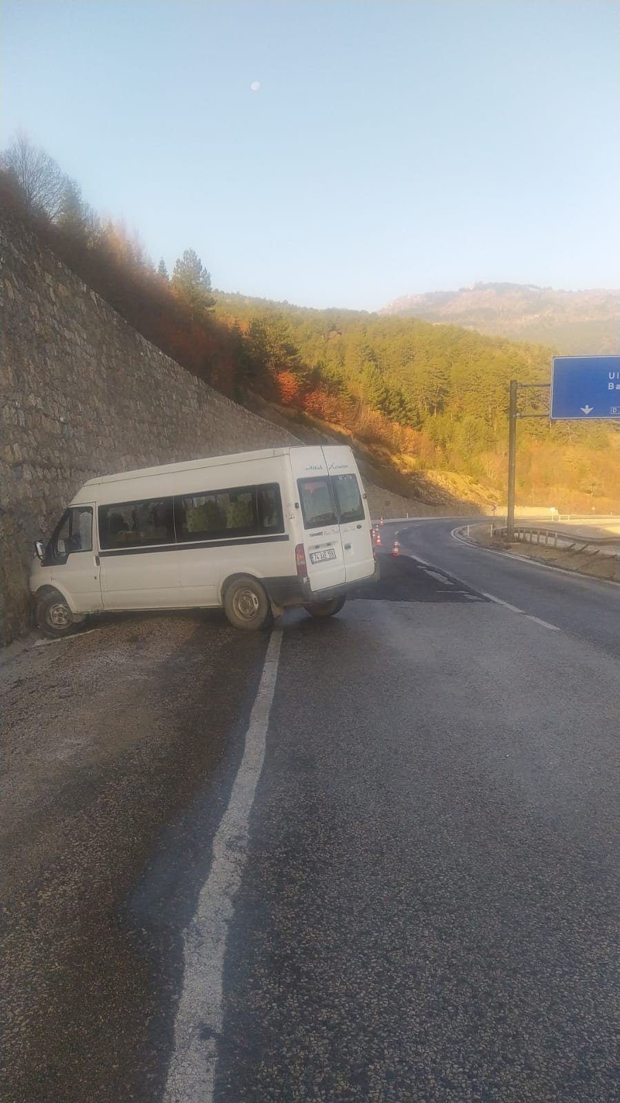 Buzlu yolda kontrolden çıkan minibüs duvara çarptı: 2 yaralı