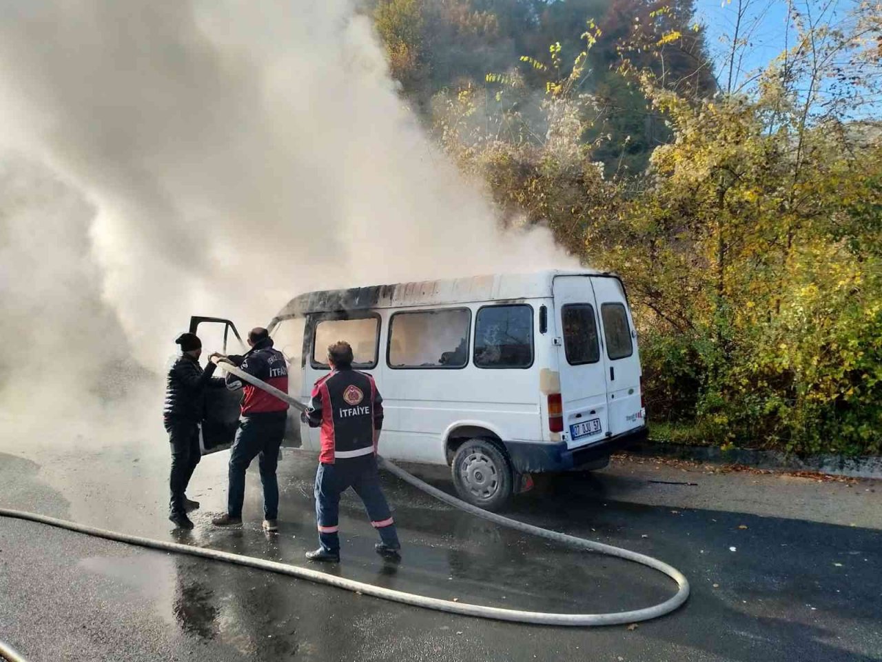 Seyir halindeyken alev alan minibüs yandı