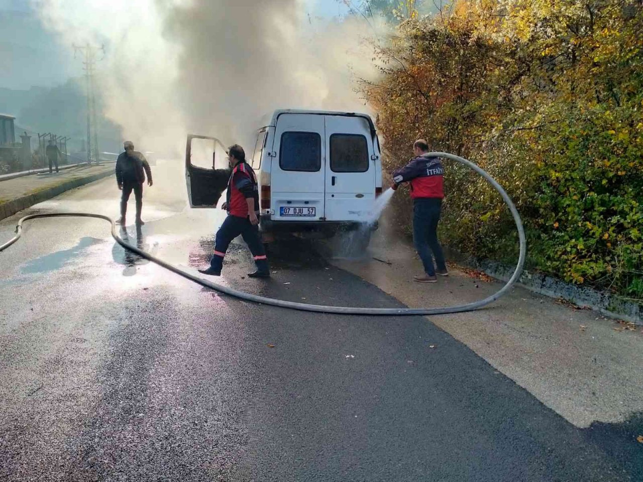 Seyir halindeyken alev alan minibüs yandı