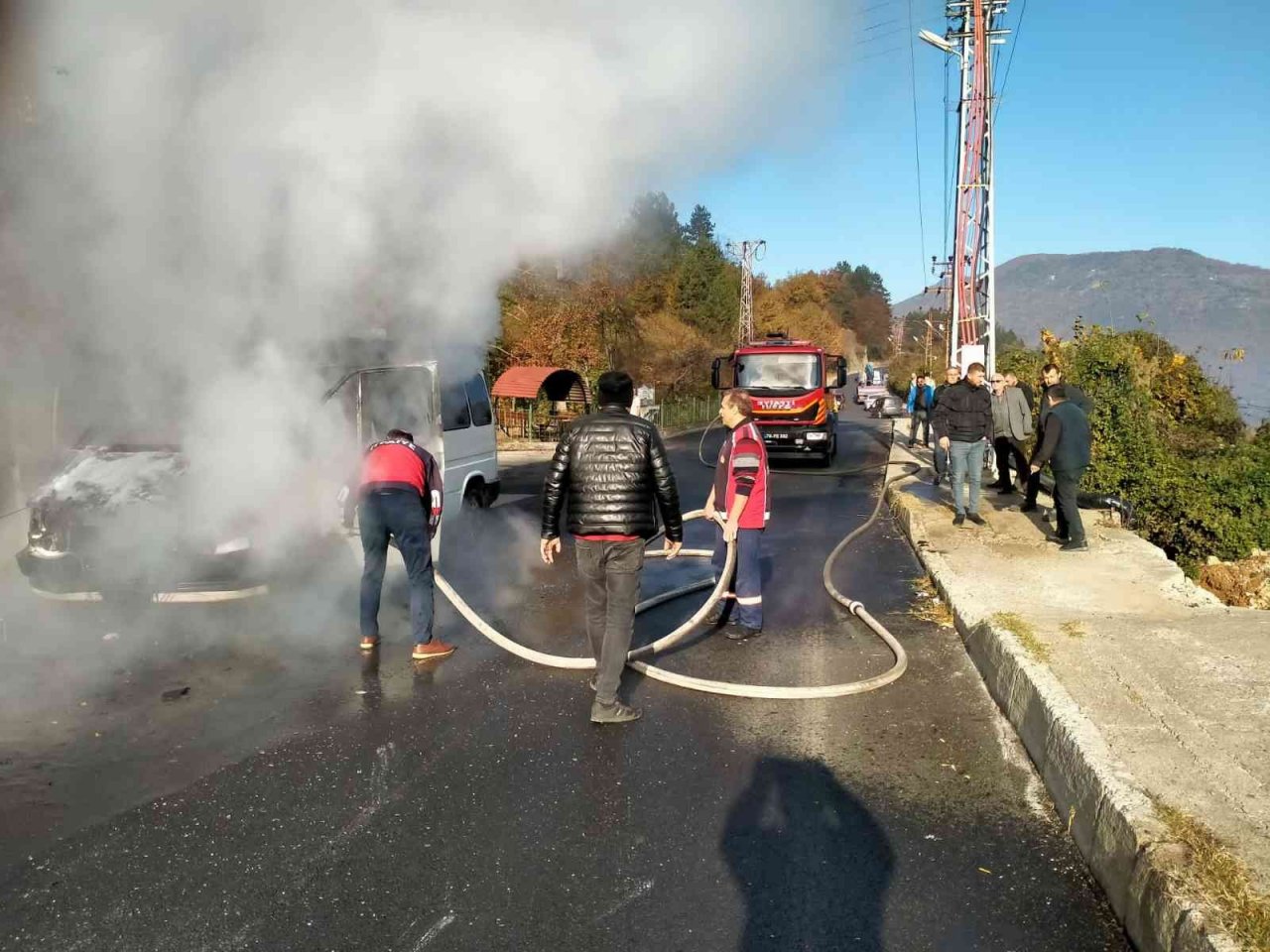 Seyir halindeyken alev alan minibüs yandı
