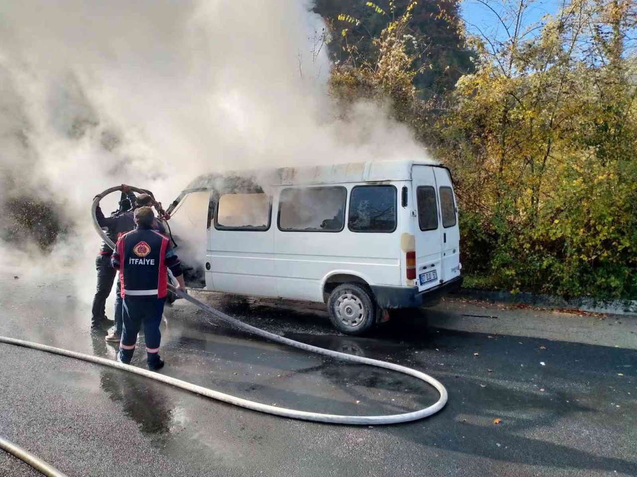 Seyir halindeyken alev alan minibüs yandı