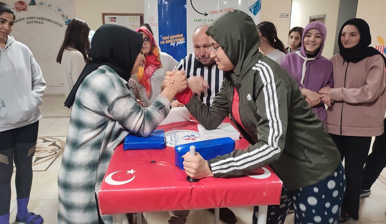 Karaman’da bilek güreşi turnuvası düzenlendi