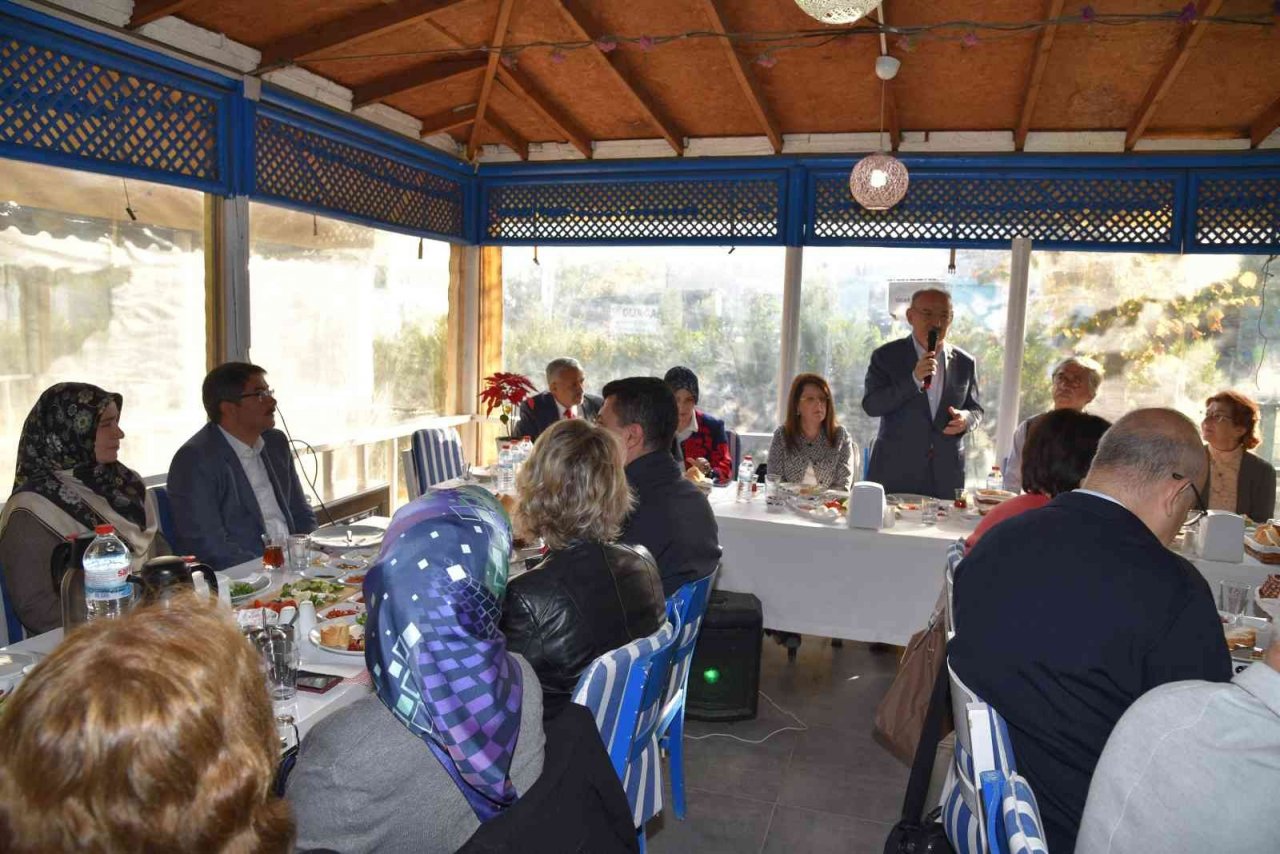 Vali Karadeniz ve eşi Zehra Karadeniz Eğitime Katkı Derneği üyeleriyle buluştu