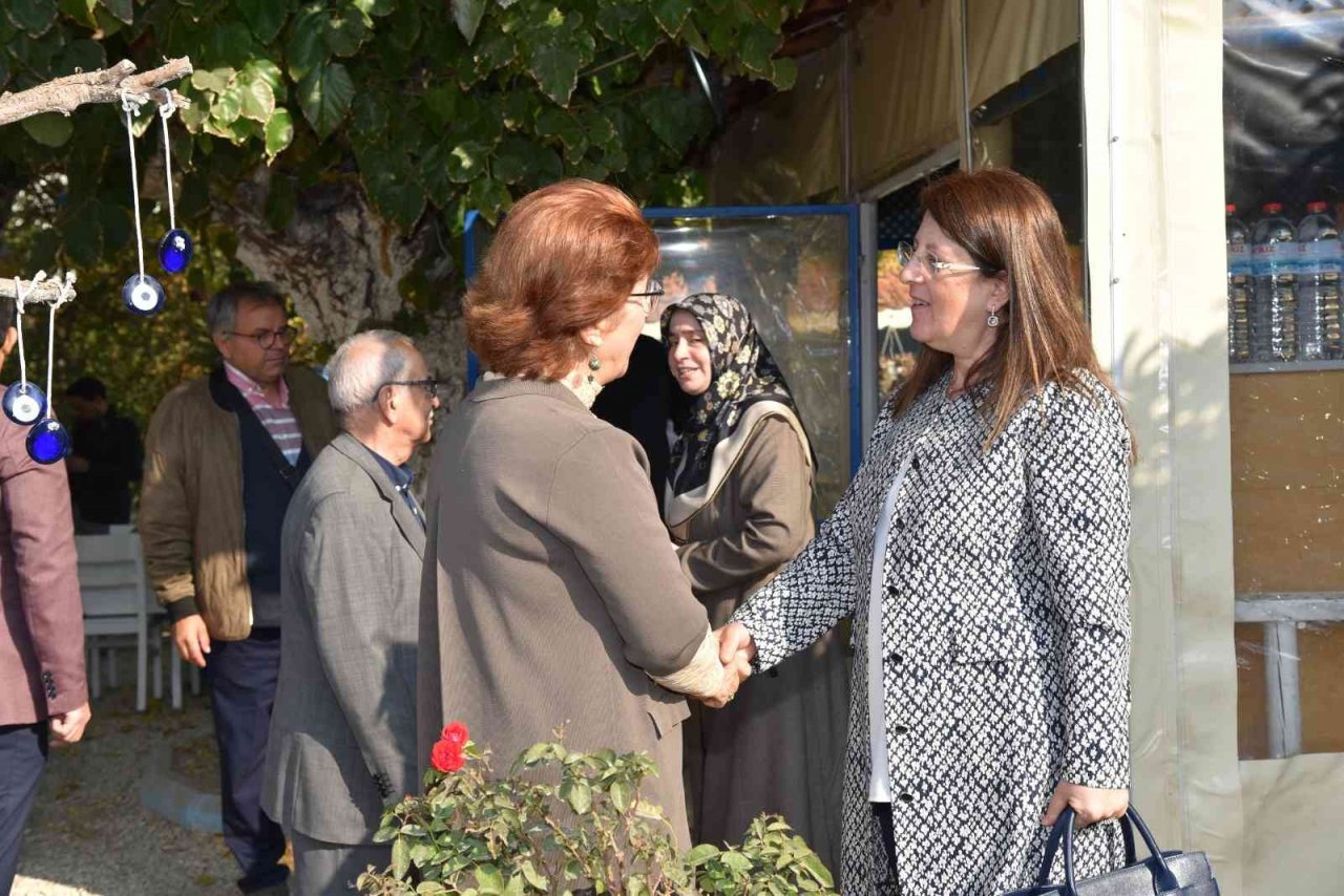 Vali Karadeniz ve eşi Zehra Karadeniz Eğitime Katkı Derneği üyeleriyle buluştu