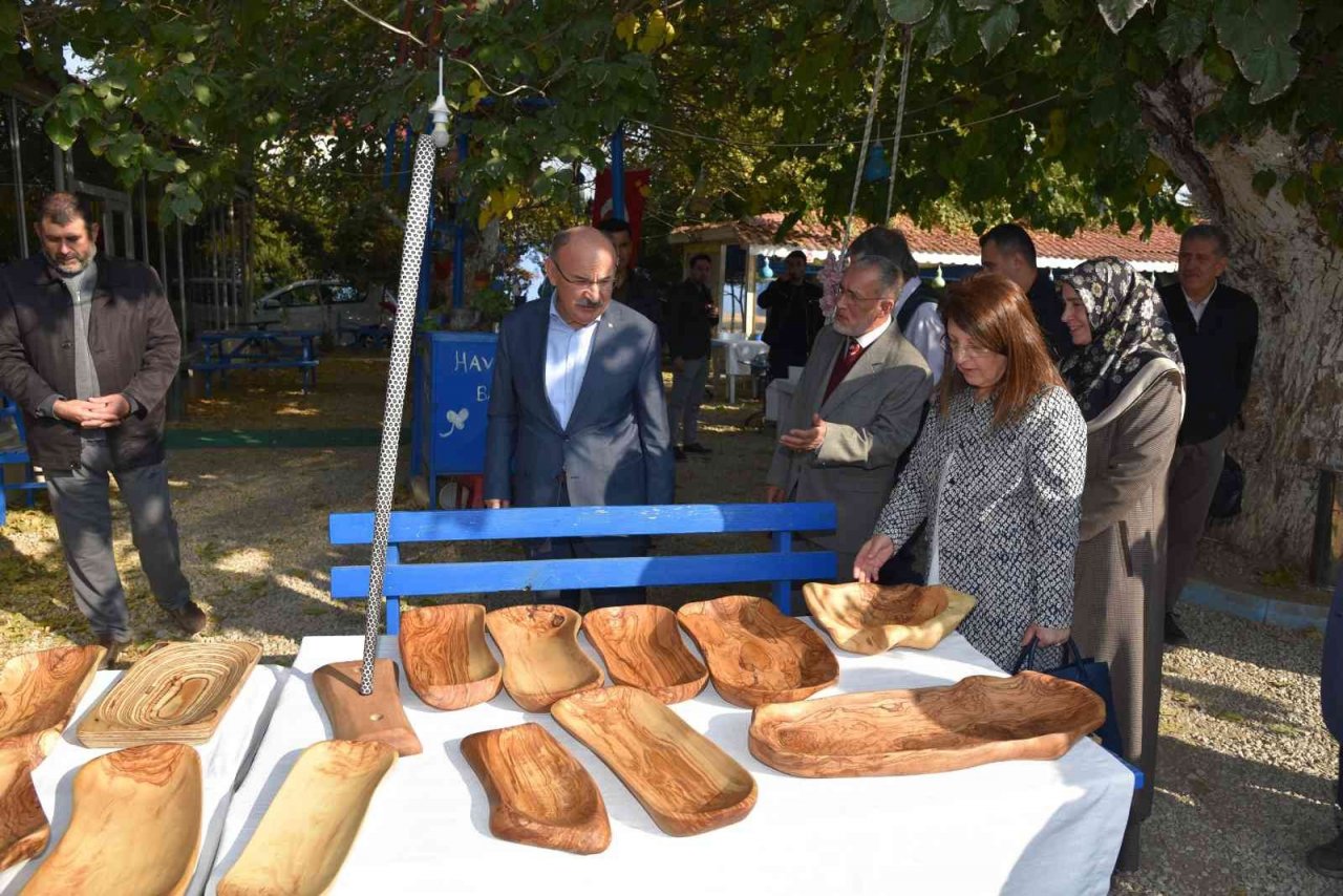 Vali Karadeniz ve eşi Zehra Karadeniz Eğitime Katkı Derneği üyeleriyle buluştu