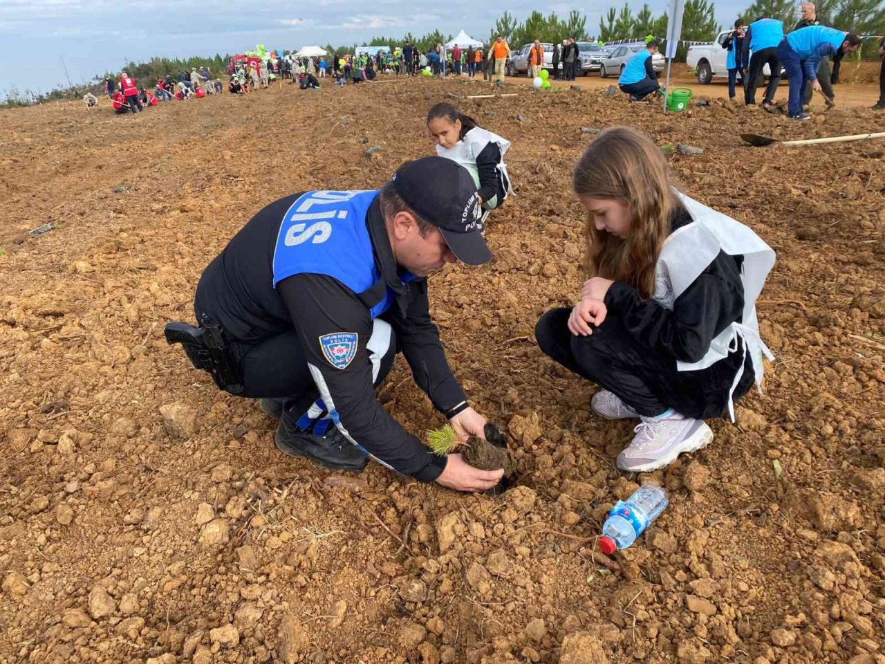 Milli Ağaçlandırma Günü’nde öğrenciler fidanları toprakla buluşturdu