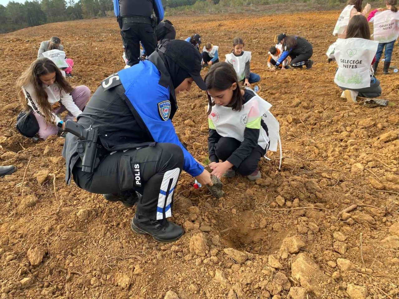 Milli Ağaçlandırma Günü’nde öğrenciler fidanları toprakla buluşturdu