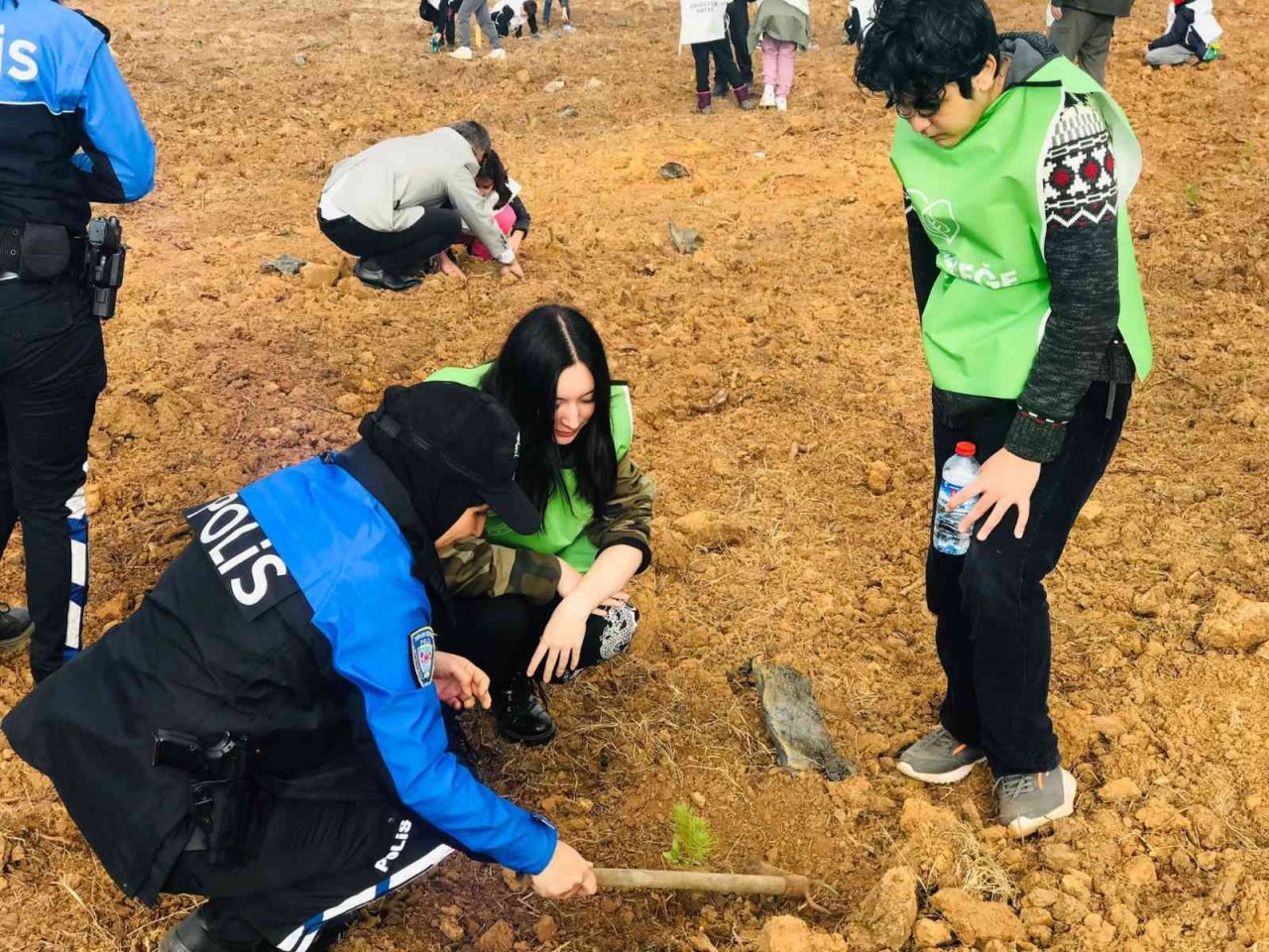 Milli Ağaçlandırma Günü’nde öğrenciler fidanları toprakla buluşturdu