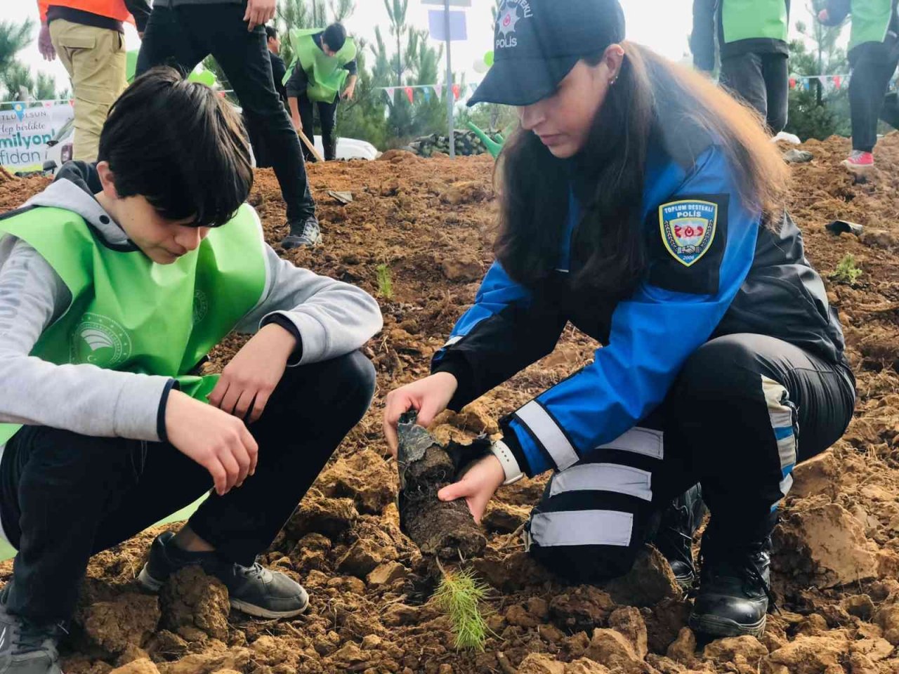 Milli Ağaçlandırma Günü’nde öğrenciler fidanları toprakla buluşturdu