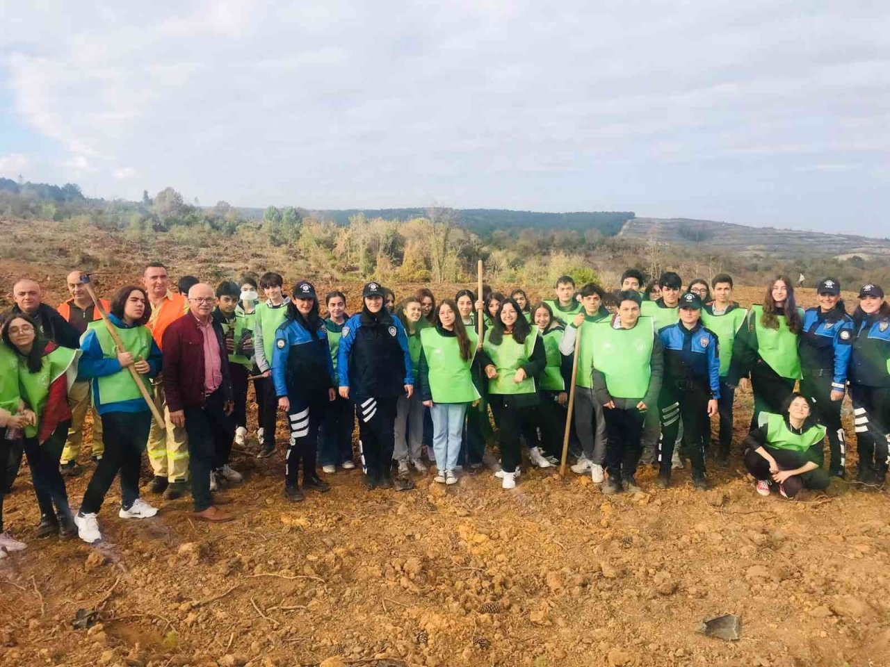 Milli Ağaçlandırma Günü’nde öğrenciler fidanları toprakla buluşturdu