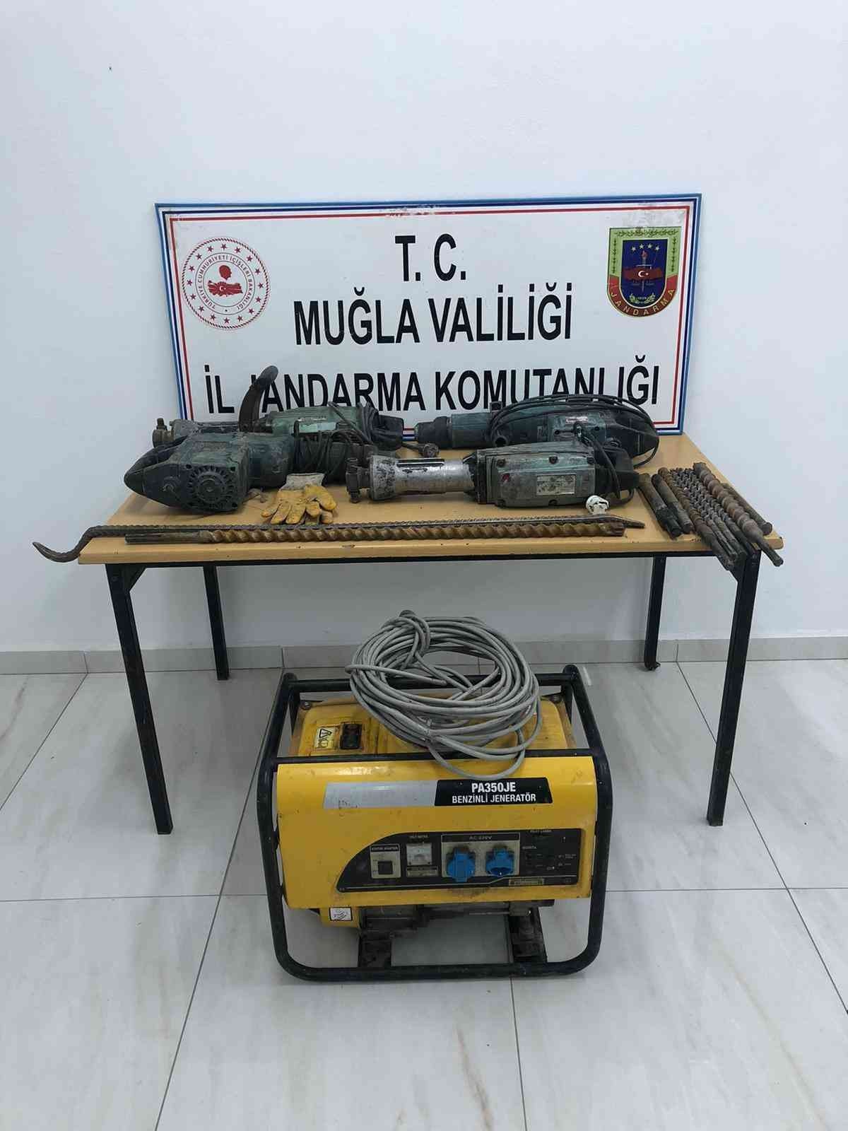 Hazine avcıları jandarmadan kaçamadı