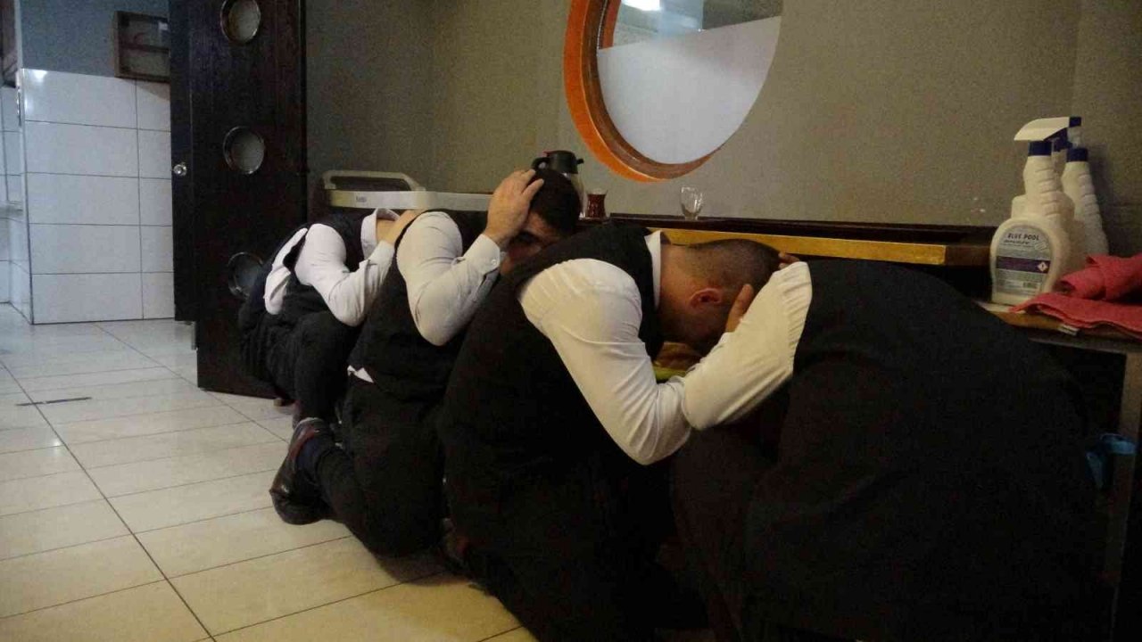 Çanakkale’de "çök, kapan, tutun" tatbikatı yapıldı