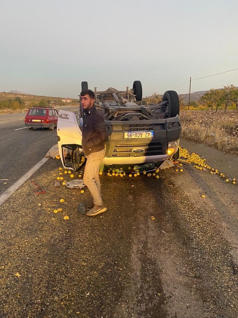 Tekeri patlayan elma yüklü kamyonet devrildi