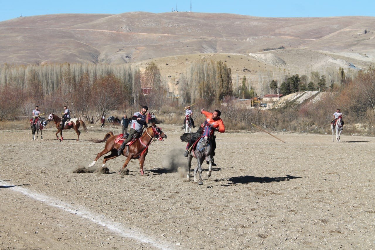 Bayburt’ta cirit maçları dostluk maçıyla başladı