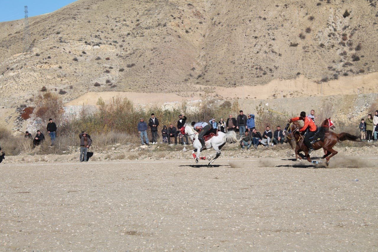 Bayburt’ta cirit maçları dostluk maçıyla başladı