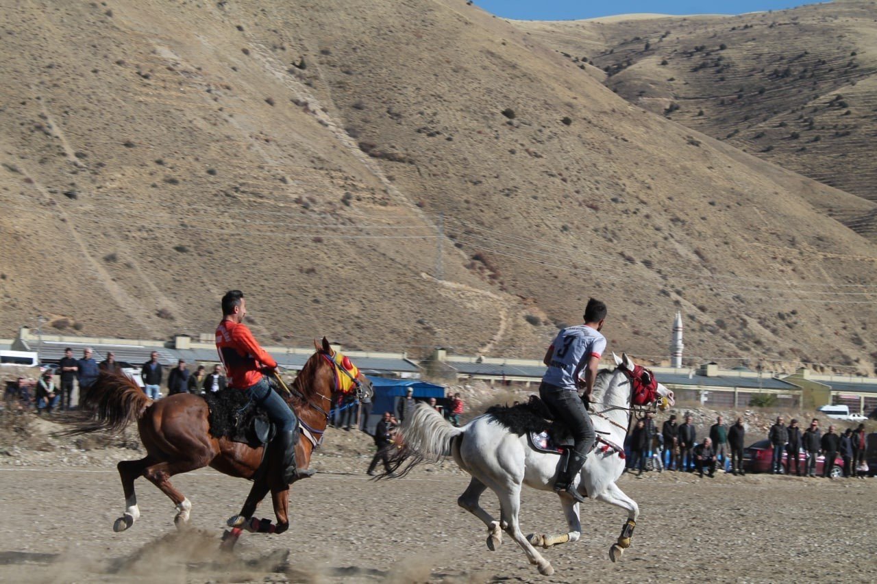 Bayburt’ta cirit maçları dostluk maçıyla başladı