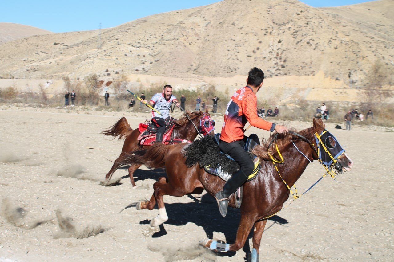 Bayburt’ta cirit maçları dostluk maçıyla başladı