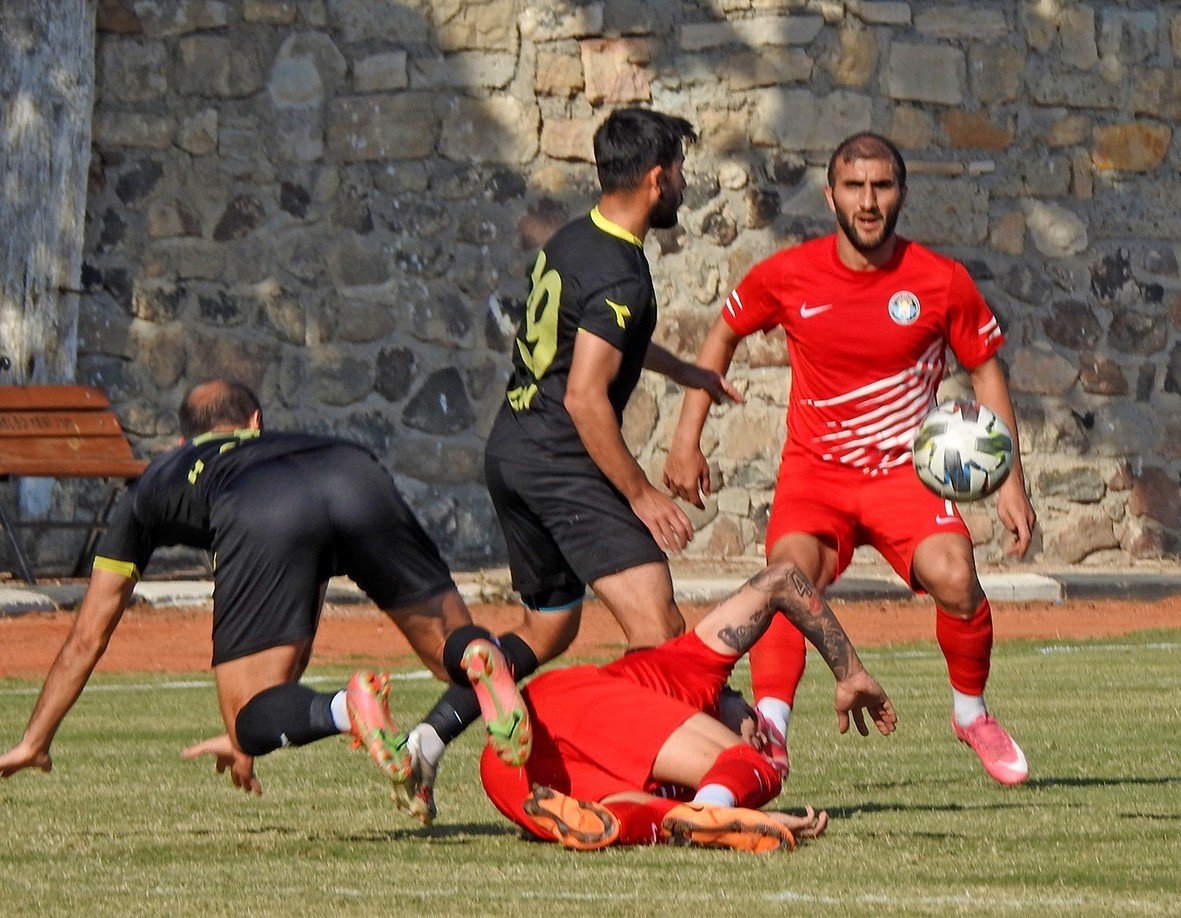 Zorlu maçın galibi Çeşme Belediyespor
