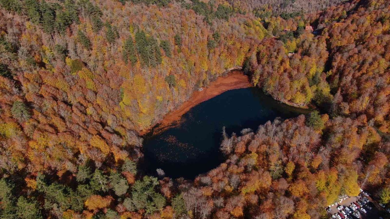 Yedigöller’de sonbahar kartpostallık görüntüler oluşturdu
