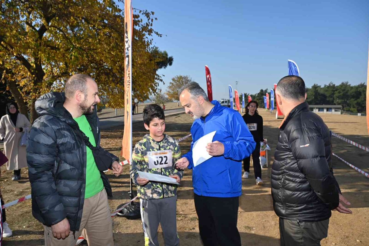 Oryantiring turnuvasında zamana karşı yarış