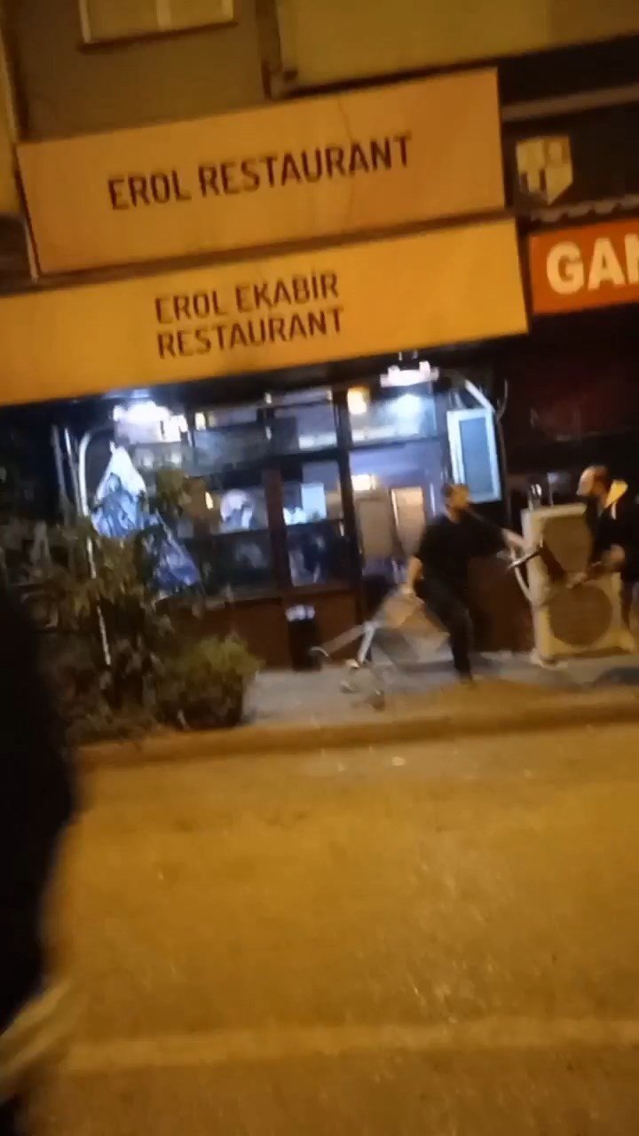 Bursa’da silah, sopa ve sandalyelerin kullanıldığı kavga kamerada