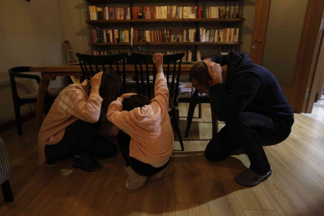 Başakşehir’de ’Çök-Kapan-Tutun’ tatbikatı gerçeği aratmadı