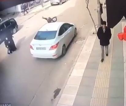 Yolun karşısına geçmek isteyen çocuğa araç çarptı, kaza anı güvenlik kamerasına yansıdı