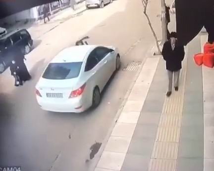 Yolun karşısına geçmek isteyen çocuğa araç çarptı, kaza anı güvenlik kamerasına yansıdı