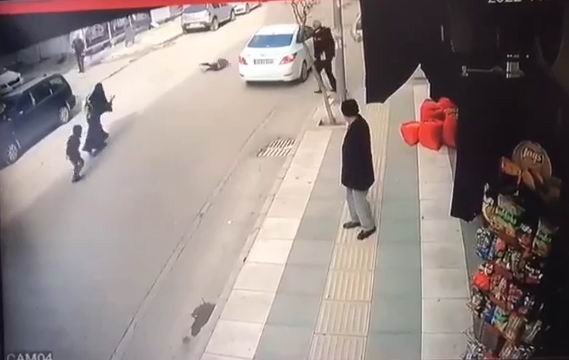 Yolun karşısına geçmek isteyen çocuğa araç çarptı, kaza anı güvenlik kamerasına yansıdı