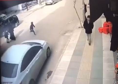 Yolun karşısına geçmek isteyen çocuğa araç çarptı, kaza anı güvenlik kamerasına yansıdı