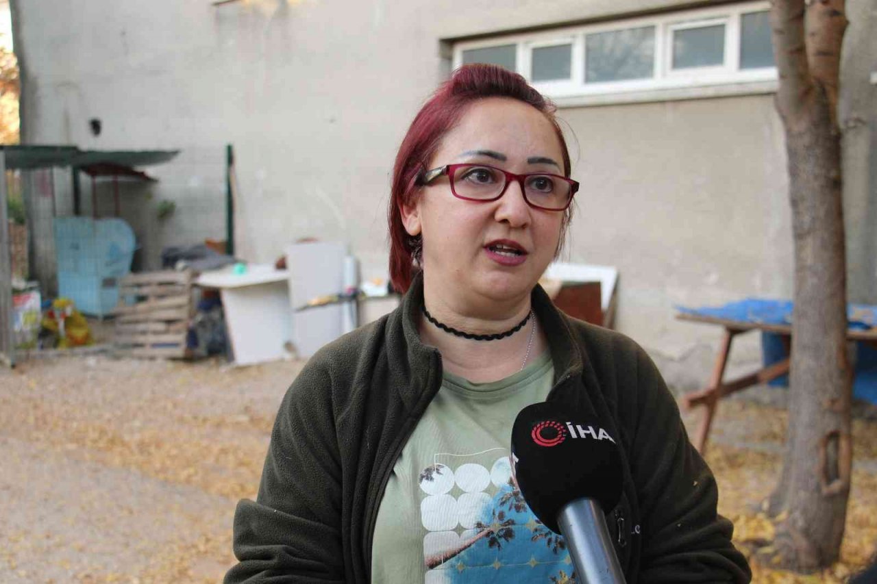 Öğretim Görevlisi Altınbaş, kendi imkanlarıyla kampüsteki köpeklere bakıyor