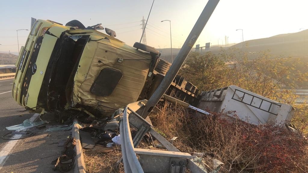 Devrilen tırda 2 kişi hayatını kaybetti