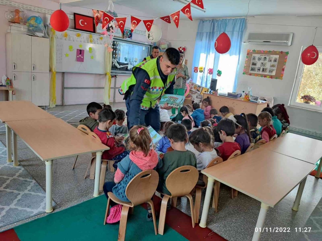 Köyceğiz Jandarması minikleri sevindirdi