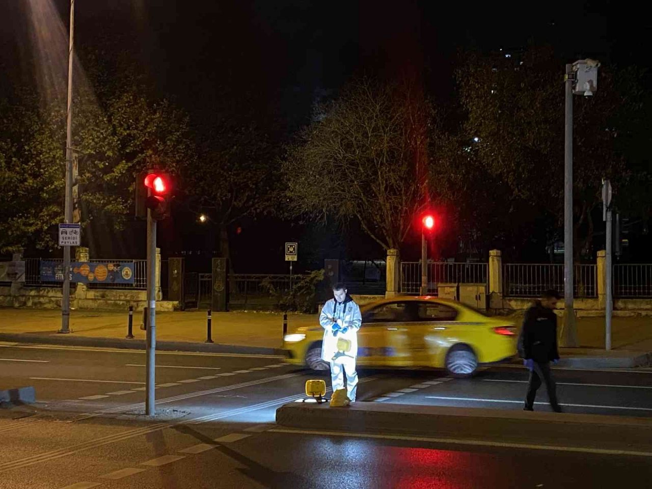 Kağıthane’de kırmızı ışıkta bekleyen lüks araca silahlı saldırı: 1 ölü