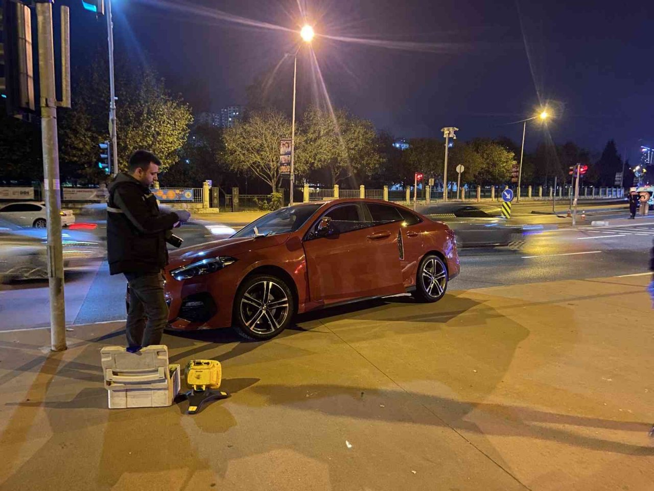 Kağıthane’de kırmızı ışıkta bekleyen lüks araca silahlı saldırı: 1 ölü