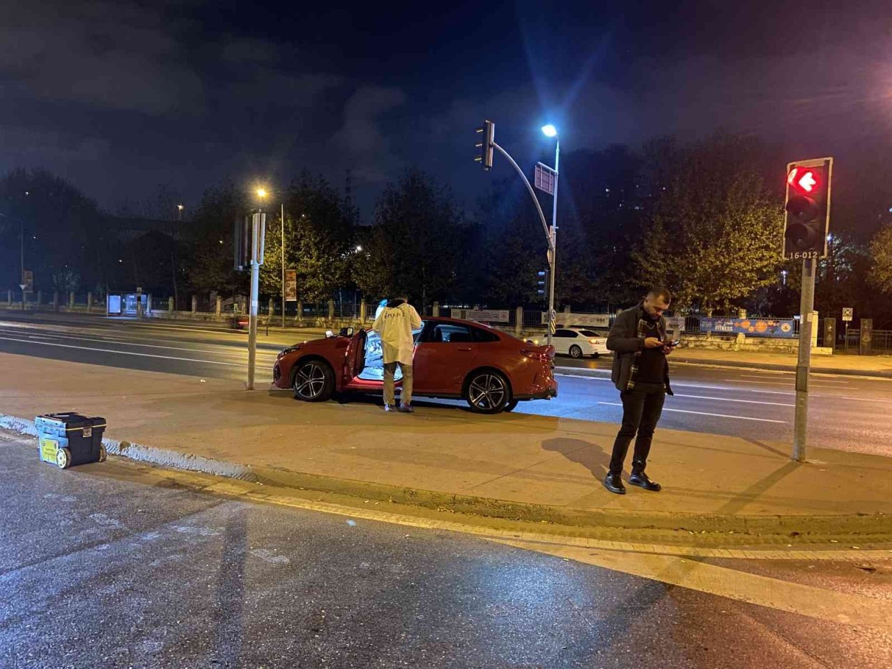 Kağıthane’de kırmızı ışıkta bekleyen lüks araca silahlı saldırı: 1 ölü