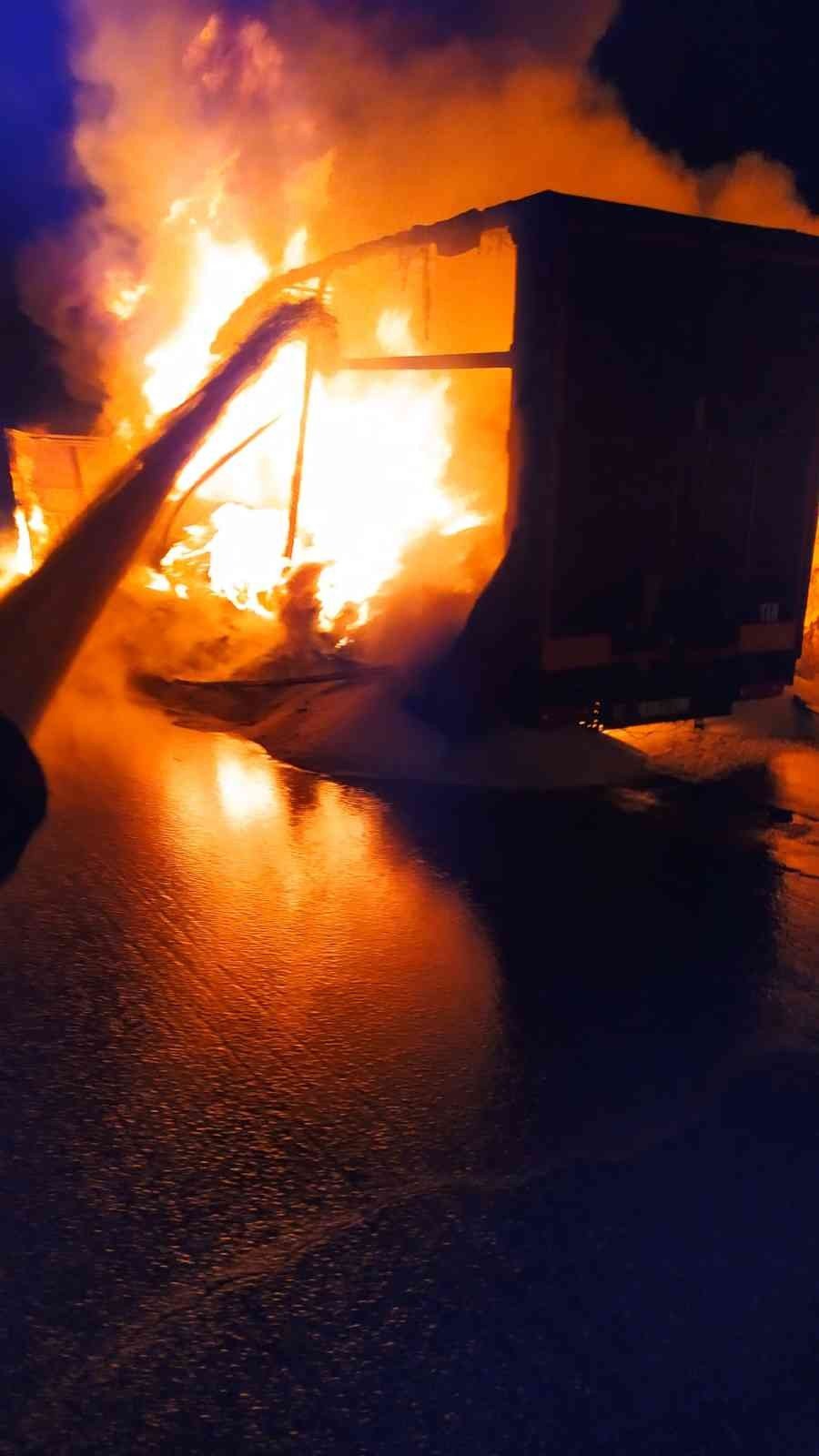 Tarsus’ta tır alev alev yandı