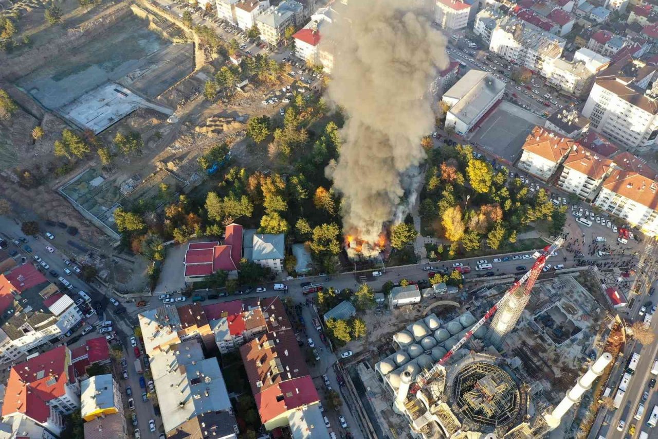 Sivas’ta korkutan yangında kundaklama şüphesi