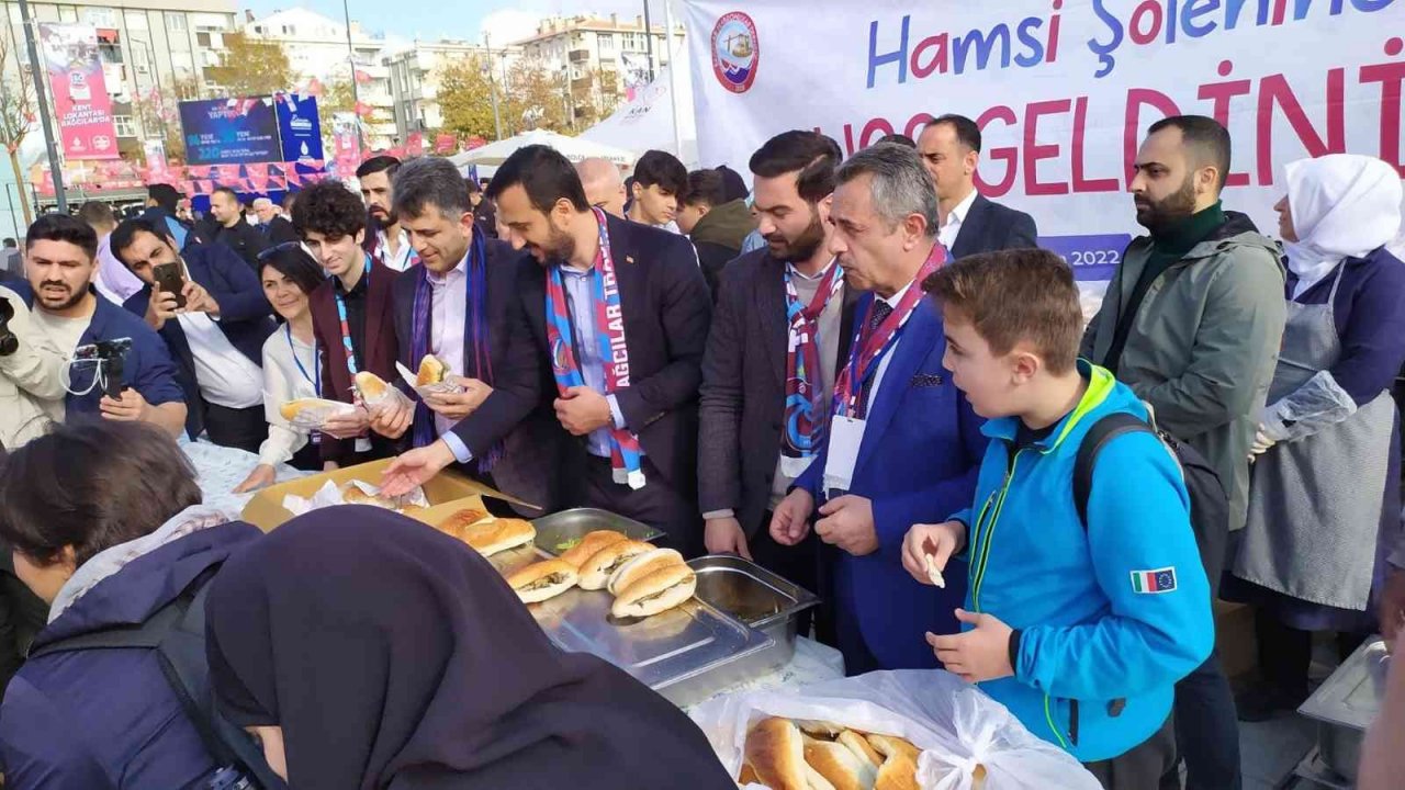 Bağcılar Belediyesi tarafından 5 ton hamsi dağıtıldı