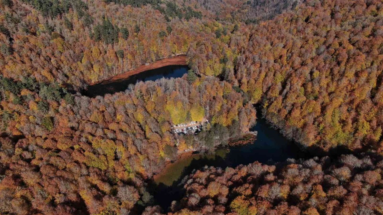 Yedigöller’de sonbahar kartpostallık görüntüler oluşturdu