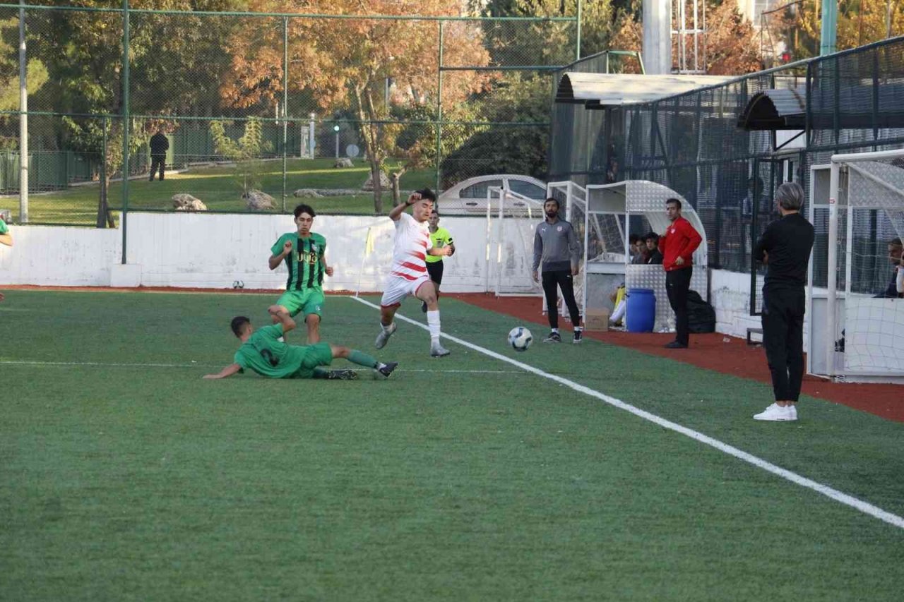 Genç horozlar Pendikspor’u 3 gol ile uğurladı