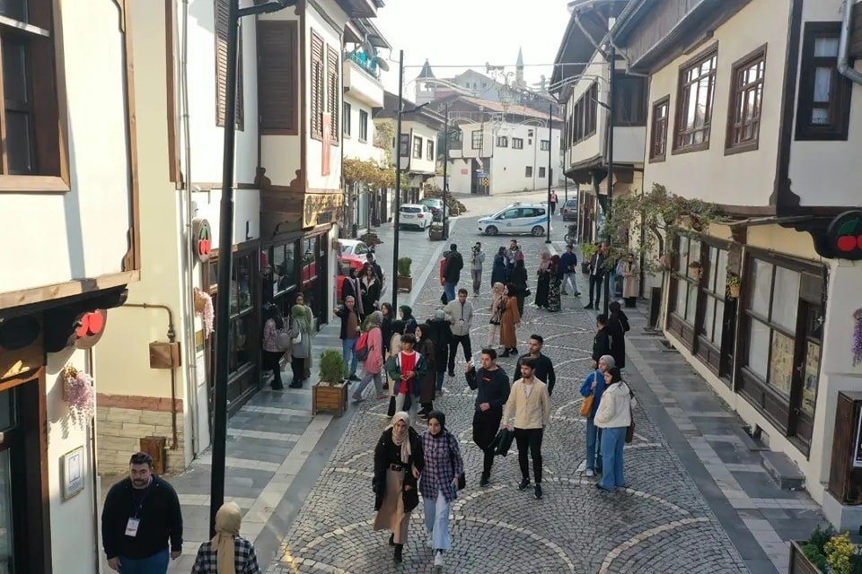 300 üniversiteli Yeşilyurt’ta