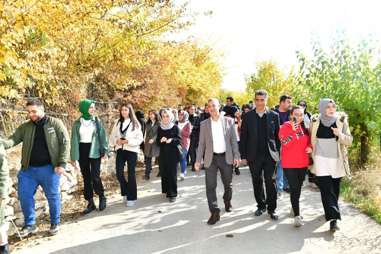 300 üniversiteli Yeşilyurt’ta