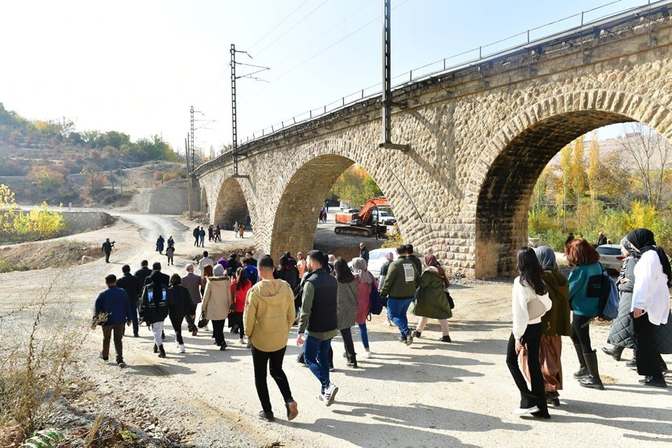 300 üniversiteli Yeşilyurt’ta