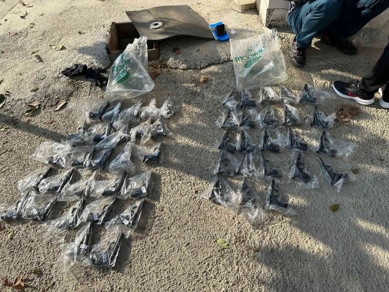 Aralarında eski yüzbaşının bulunduğu kaçak silah çetesine operasyon: 14 gözaltı