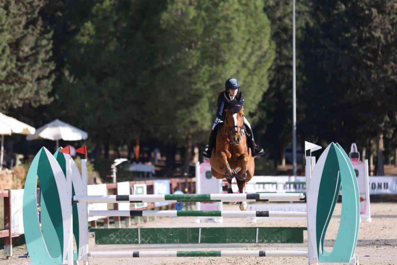 Atlar engel tanımadı... Atatürk, İnönü ve TSYD Kupası sahiplerini buldu
