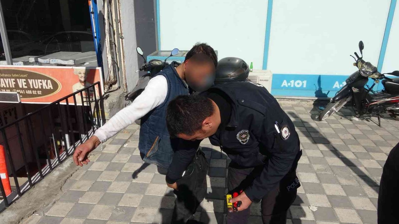 Belinde bıçakla gezen madde bağımlısı paniğe neden oldu